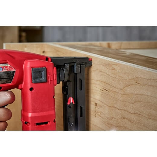 Grapadora Milwaukee 2749-20 M18 FUEL™ calibre 18 de corona estrecha de 1/4