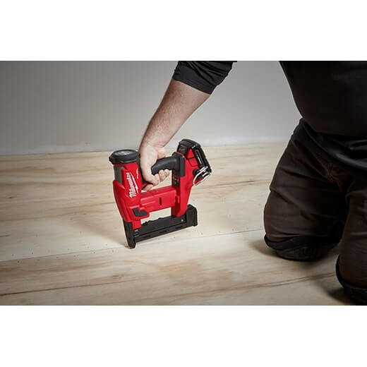 Grapadora Milwaukee 2749-20 M18 FUEL™ calibre 18 de corona estrecha de 1/4