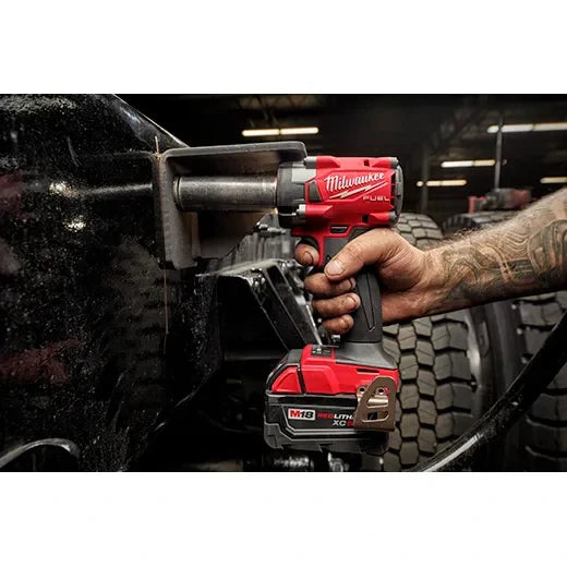 Llave de impacto compacta Milwaukee 2855P-20 M18 FUEL™ de 1/2