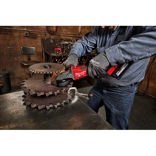 Amoladora de freno de cabeza plana Milwaukee 2887-20 M18 FUEL™ de 5", con interruptor deslizante de bloqueo (solo herramienta)