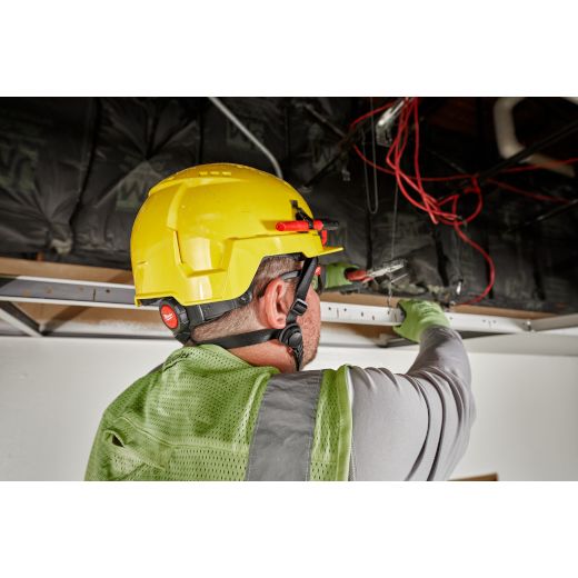 Casco de seguridad Milwaukee con ala frontal, clase C, ventilado (EE. UU.)