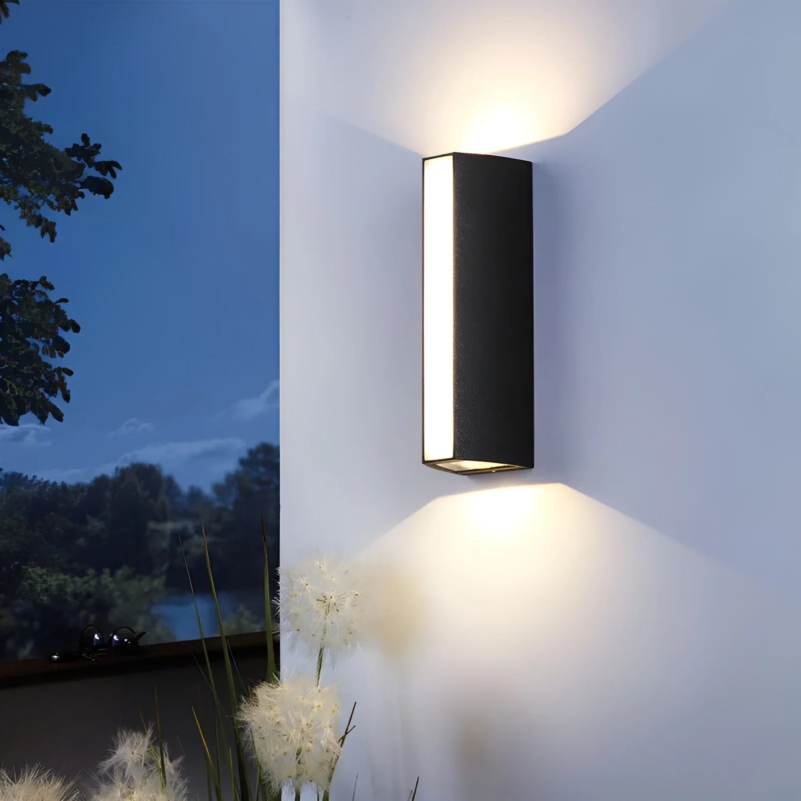 Lámpara de pared LED moderna de aluminio negro resistente al agua para exteriores, ideal para porche y jardín.