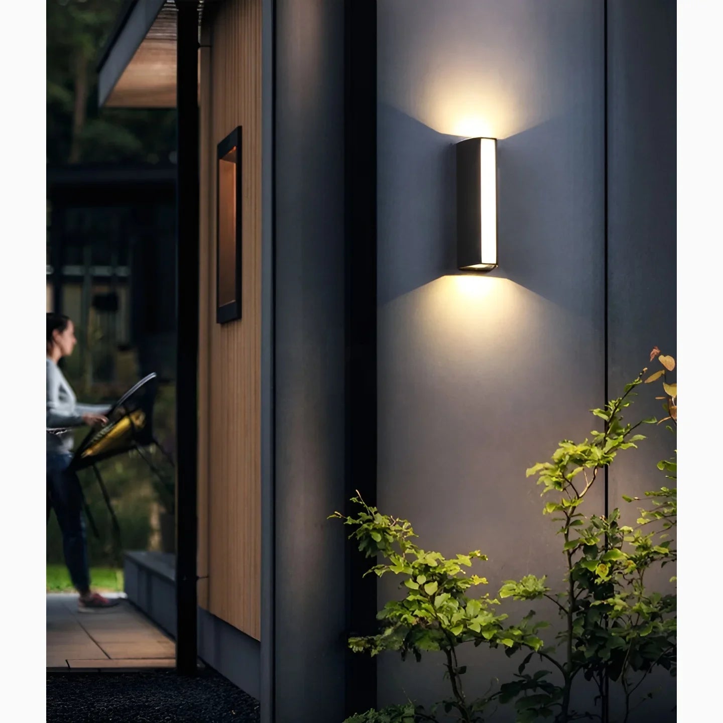 Lámpara de pared LED moderna de aluminio negro resistente al agua para exteriores, ideal para porche y jardín.