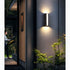 Lámpara de pared LED moderna de aluminio negro resistente al agua para exteriores, ideal para porche y jardín.