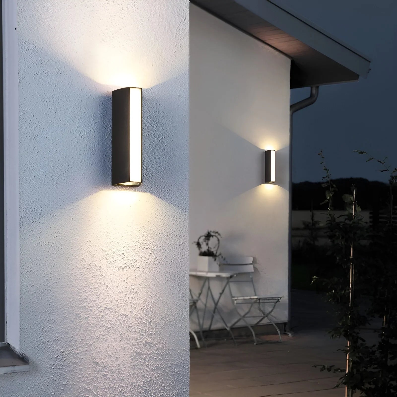 Lámpara de pared LED moderna de aluminio negro resistente al agua para exteriores, ideal para porche y jardín.