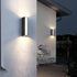 Lámpara de pared LED moderna de aluminio negro resistente al agua para exteriores, ideal para porche y jardín.