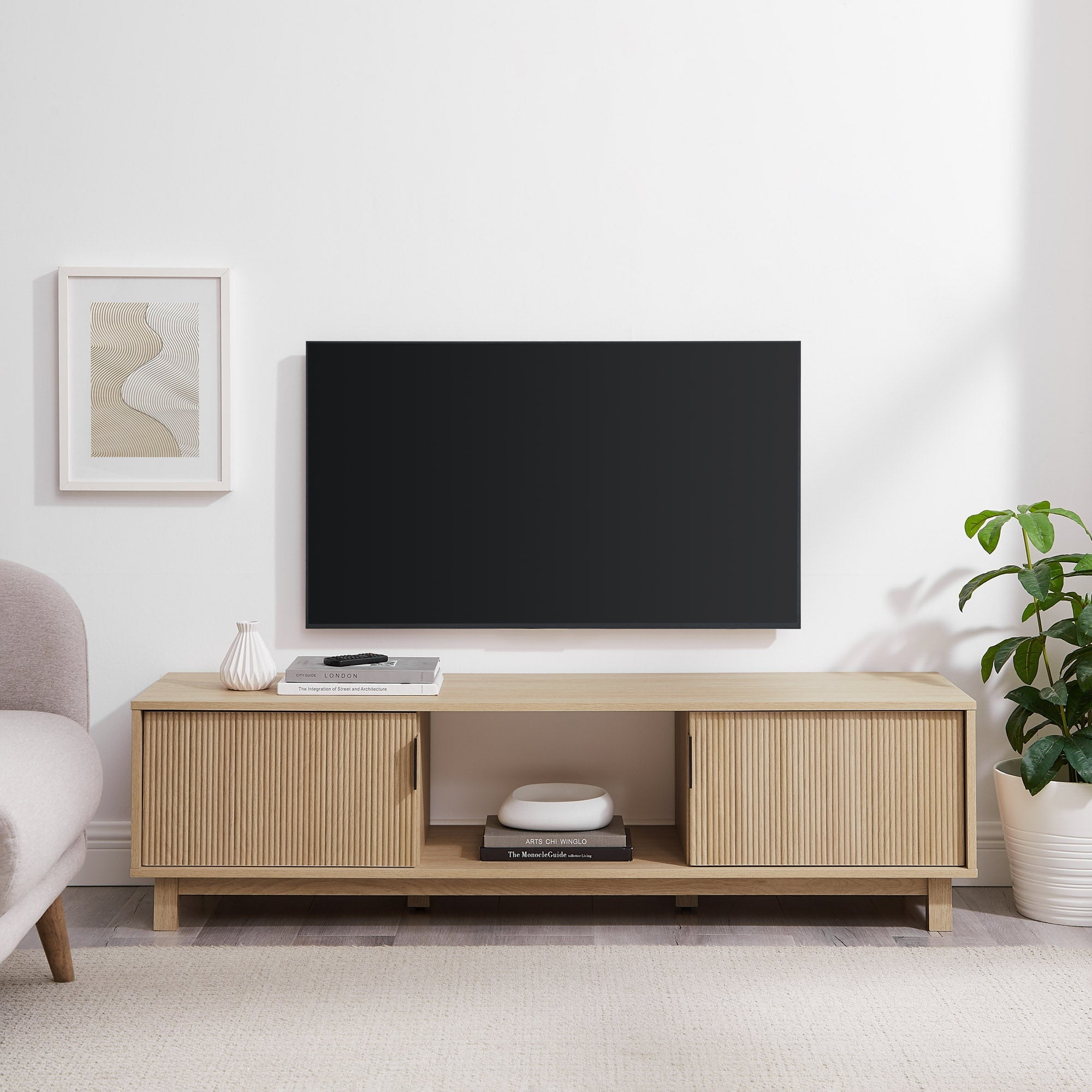 Mueble de TV escandinavo con estructura de láminas Reema Arundo