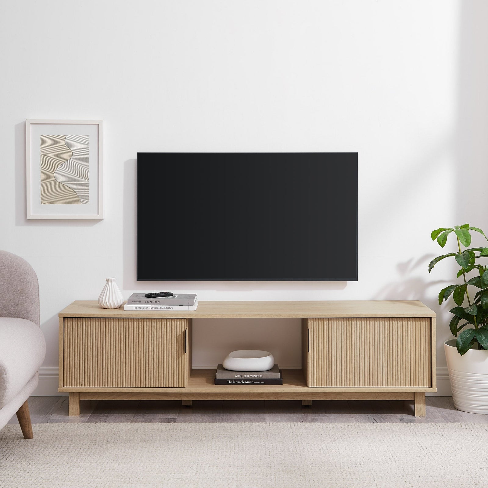 Mueble de TV escandinavo con estructura de láminas Reema Arundo