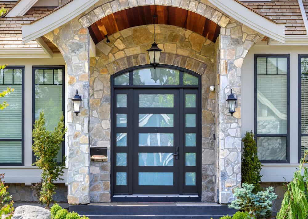 Puerta de hierro contemporánea Atlas con ventanas laterales