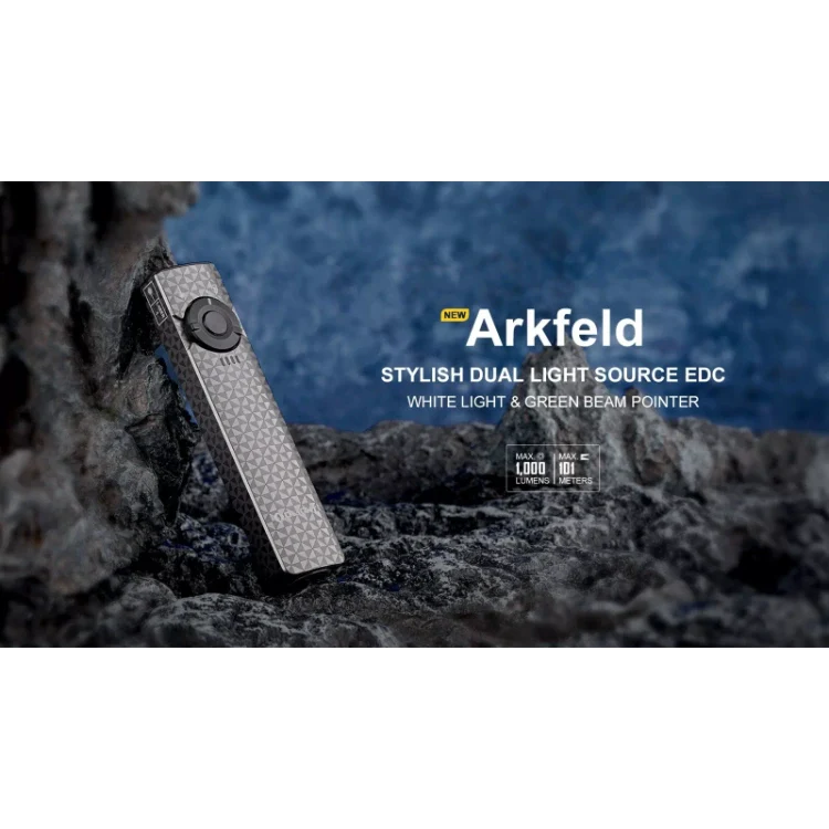 OLIGHT ARKFELDPWGMGCW Linterna plana Arkfeld con láser verde y luz blanca - Gris metalizado con forma de rueda dentada