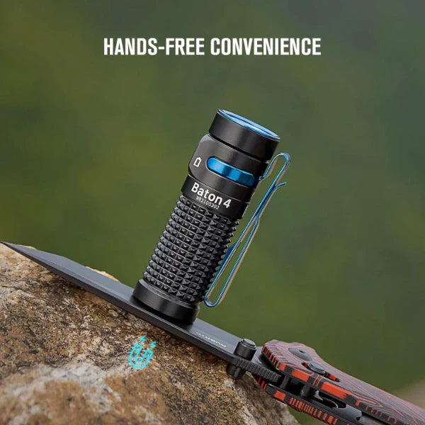 OLIGHT BATON4KITBK Baton 4 Potente linterna EDC de 1300 lúmenes, color negro, de primera calidad (con estuche de carga)