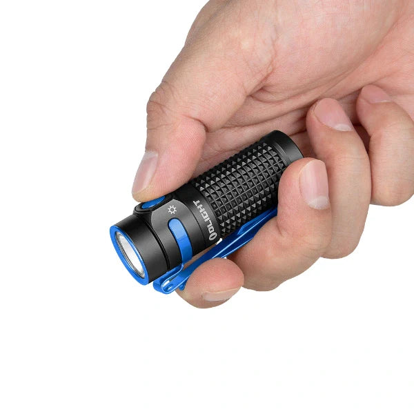 OLIGHT BATON4KITBK Baton 4 Potente linterna EDC de 1300 lúmenes, color negro, de primera calidad (con estuche de carga)