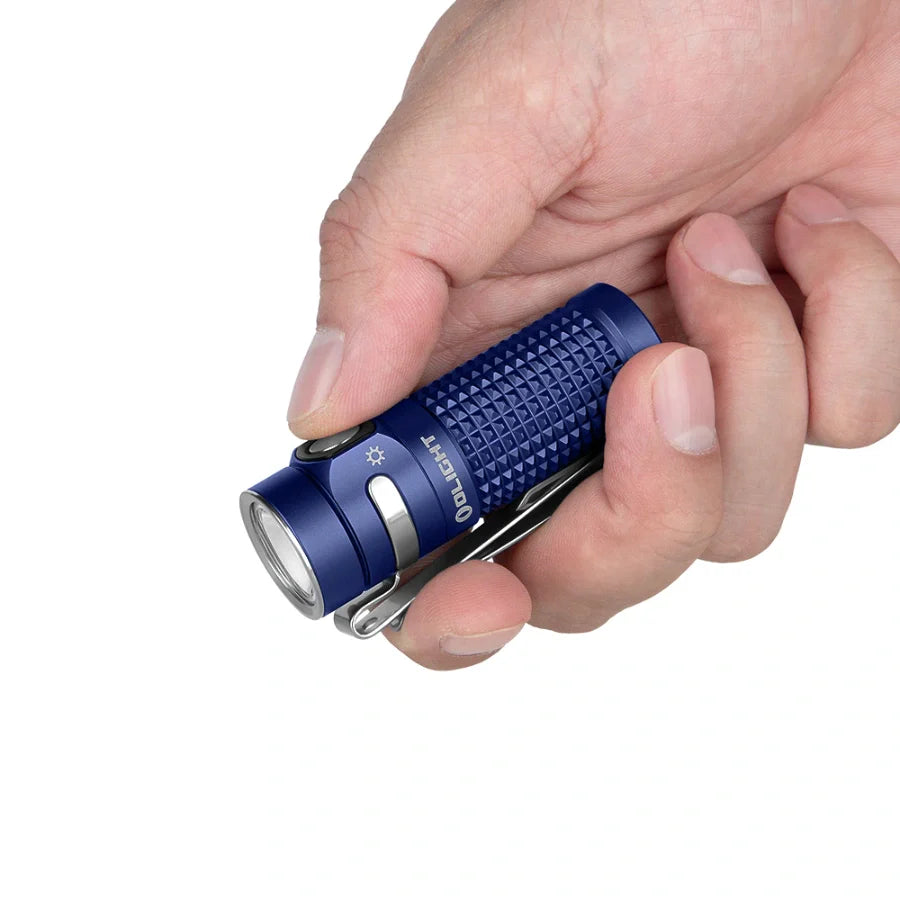 OLIGHT BATON4KITRGBU Baton 4 Potente linterna EDC de 1300 lúmenes, azul real, de primera calidad (con estuche de carga)