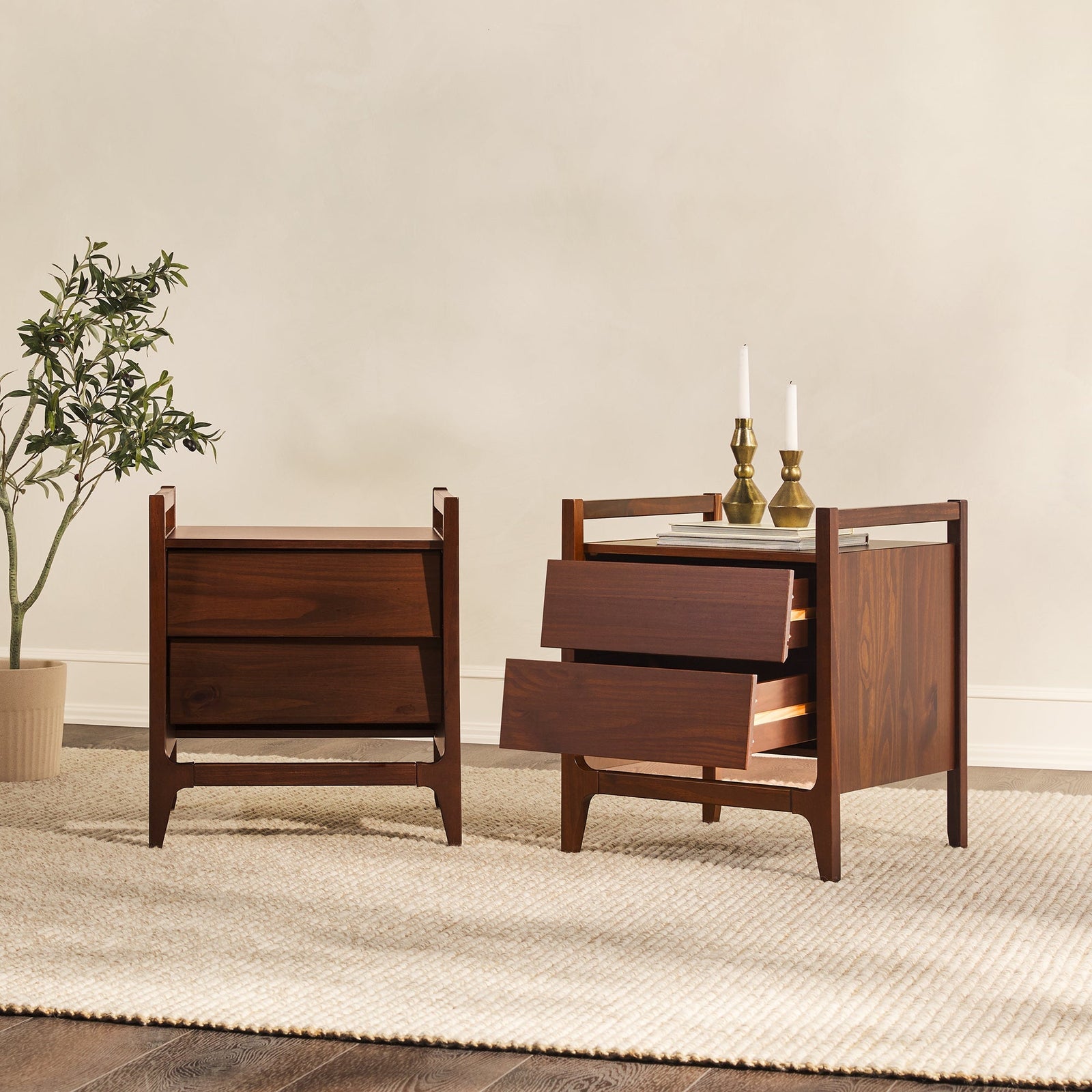 Mesita de noche de madera con dos cajones de estilo moderno de mediados de siglo de Oswald