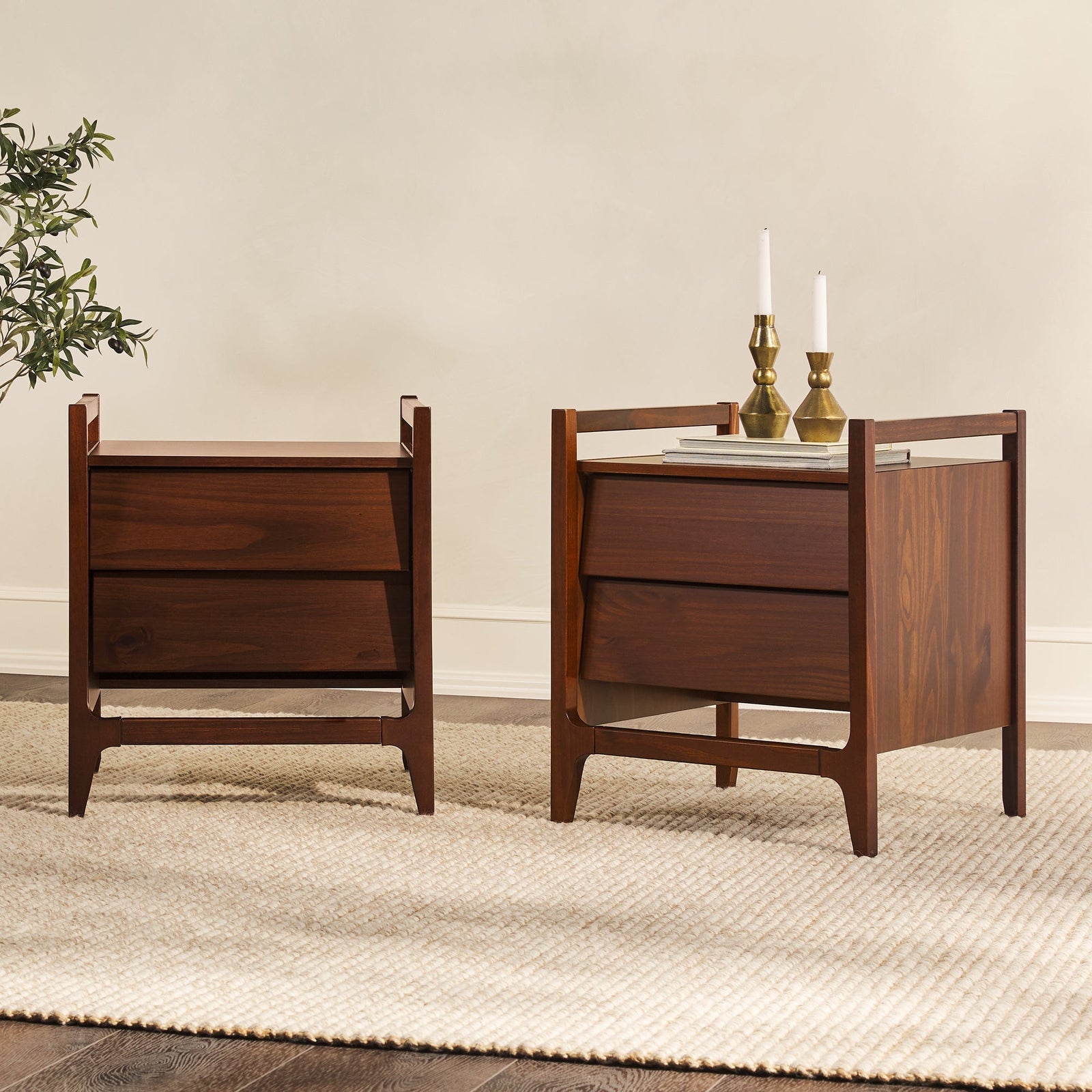Mesita de noche de madera con dos cajones de estilo moderno de mediados de siglo de Oswald