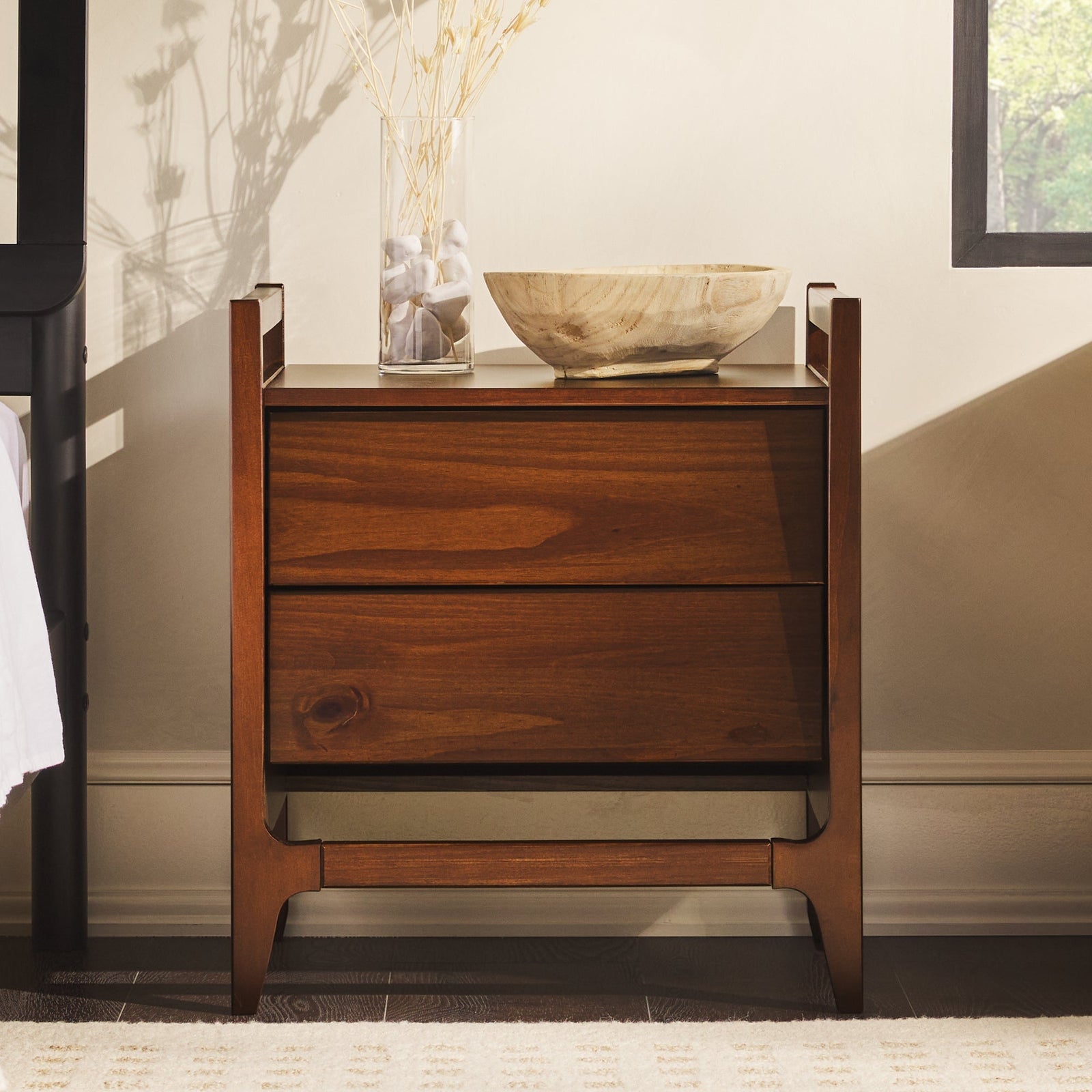 Mesita de noche de madera con dos cajones de estilo moderno de mediados de siglo de Oswald