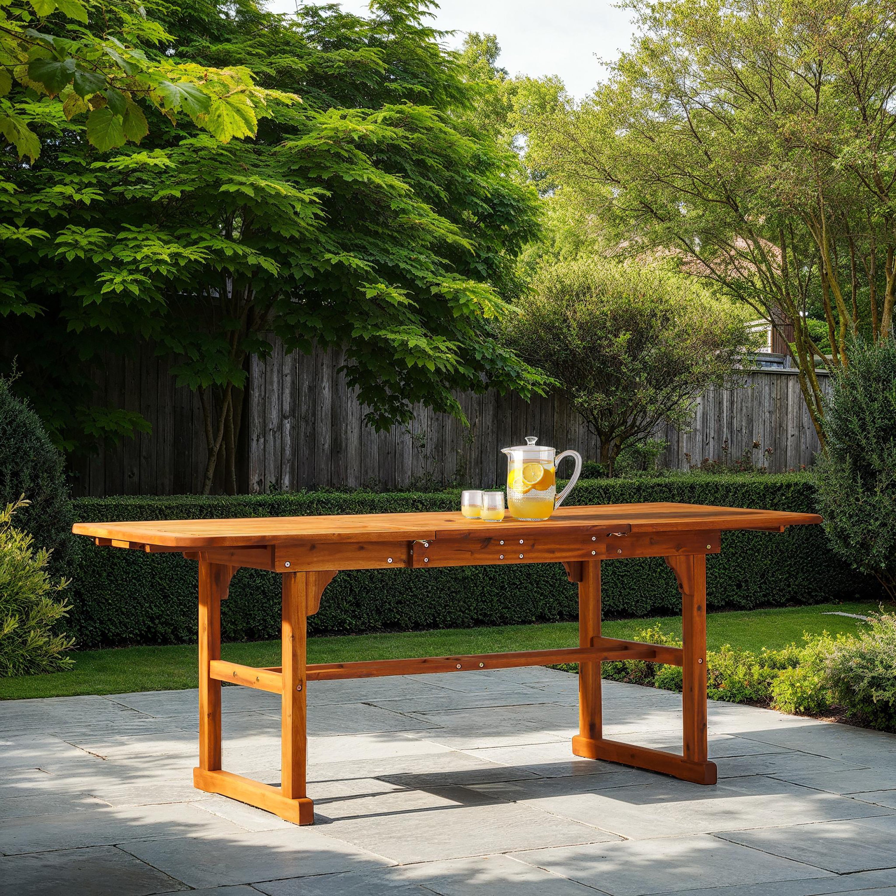 Mesa de comedor exterior de madera de acacia Midland con diseño de mariposas