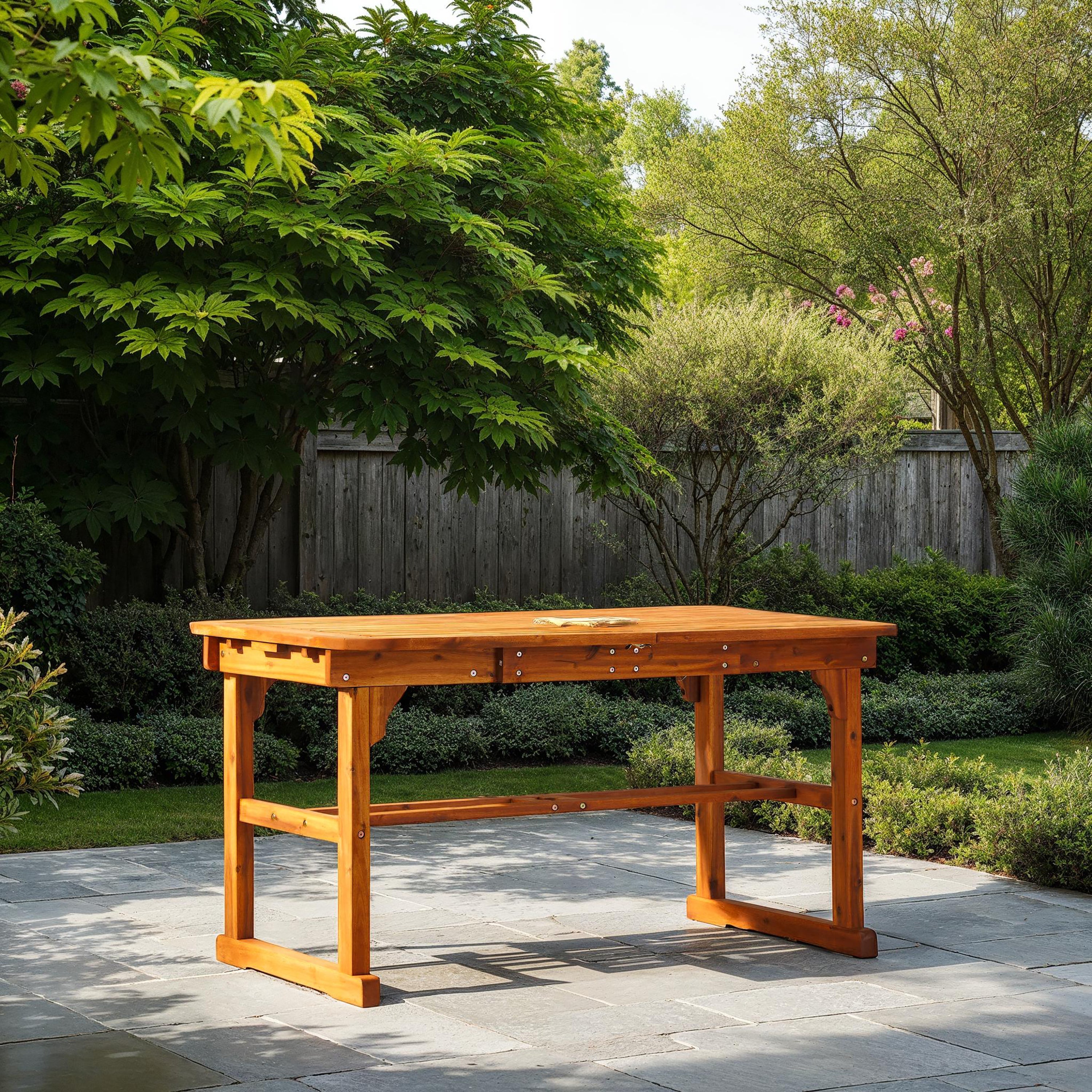 Mesa de comedor exterior de madera de acacia Midland con diseño de mariposas