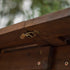 Mesa de comedor exterior de madera de acacia Midland con diseño de mariposas