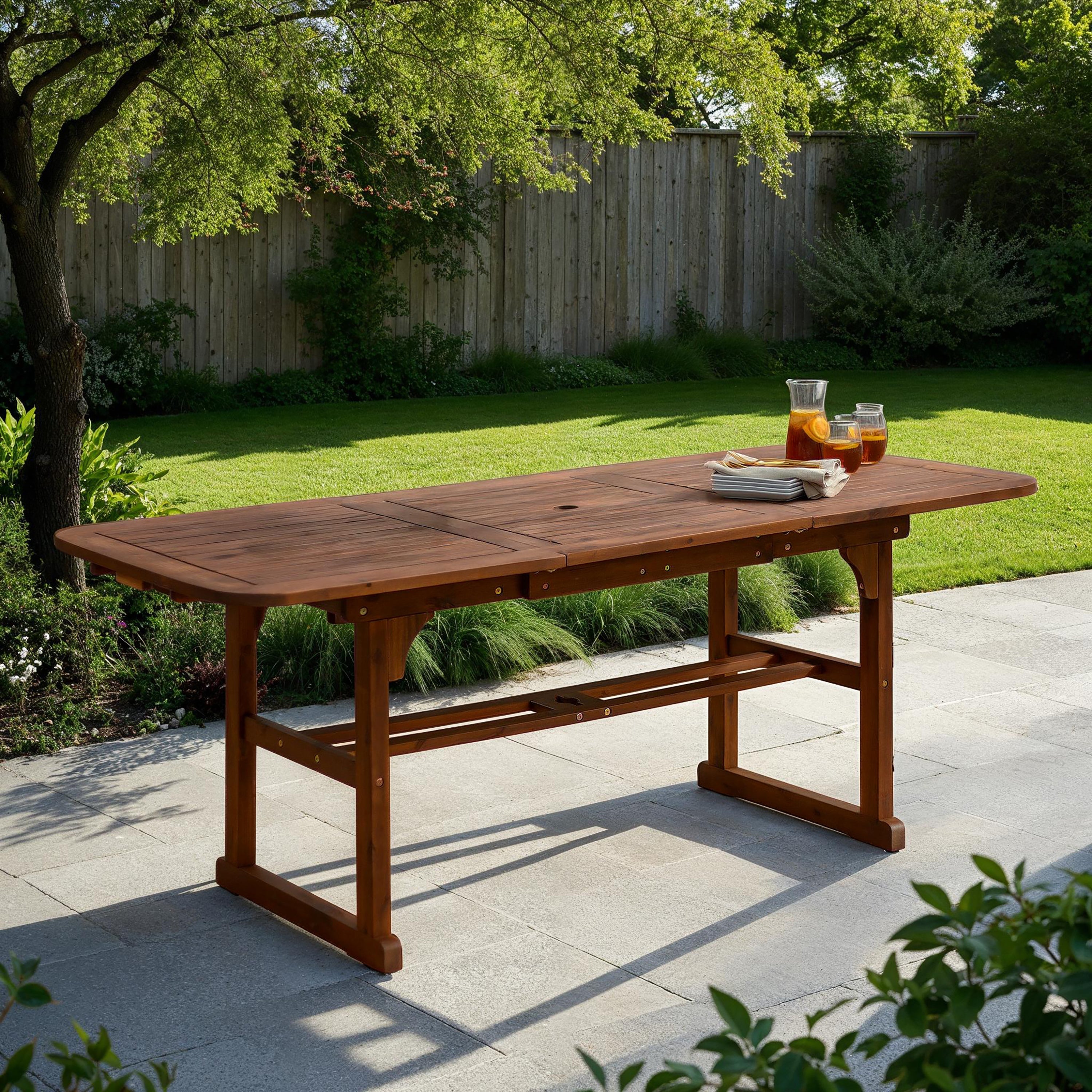 Mesa de comedor exterior de madera de acacia Midland con diseño de mariposas