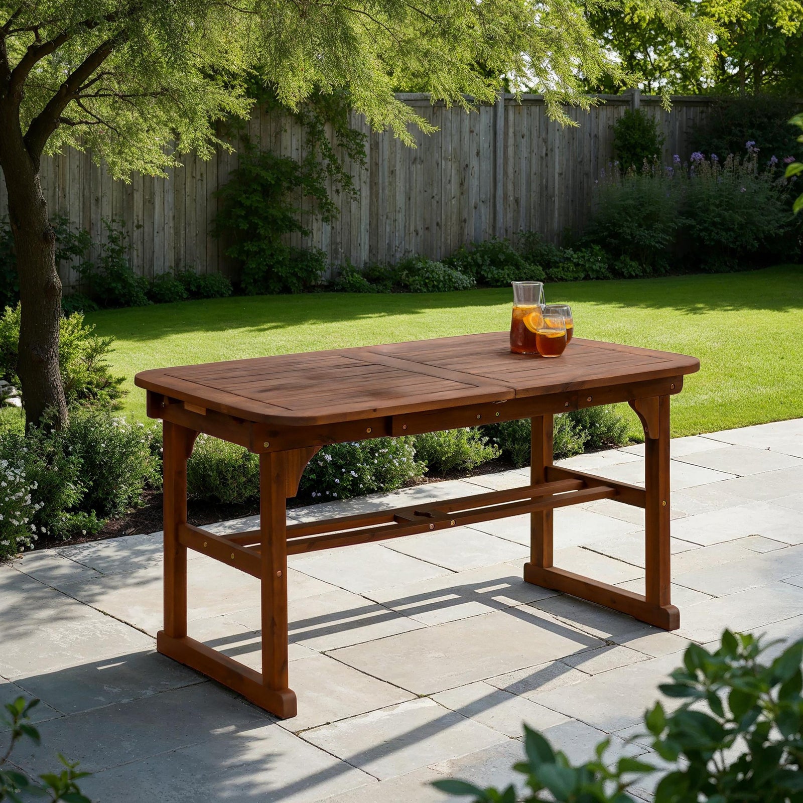 Mesa de comedor exterior de madera de acacia Midland con diseño de mariposas