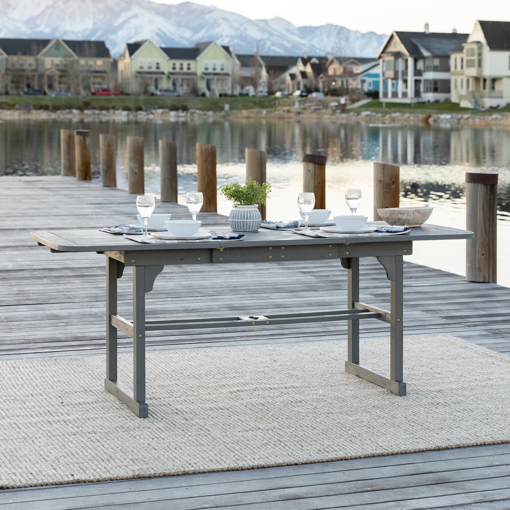 Mesa de comedor exterior de madera de acacia Midland con diseño de mariposas