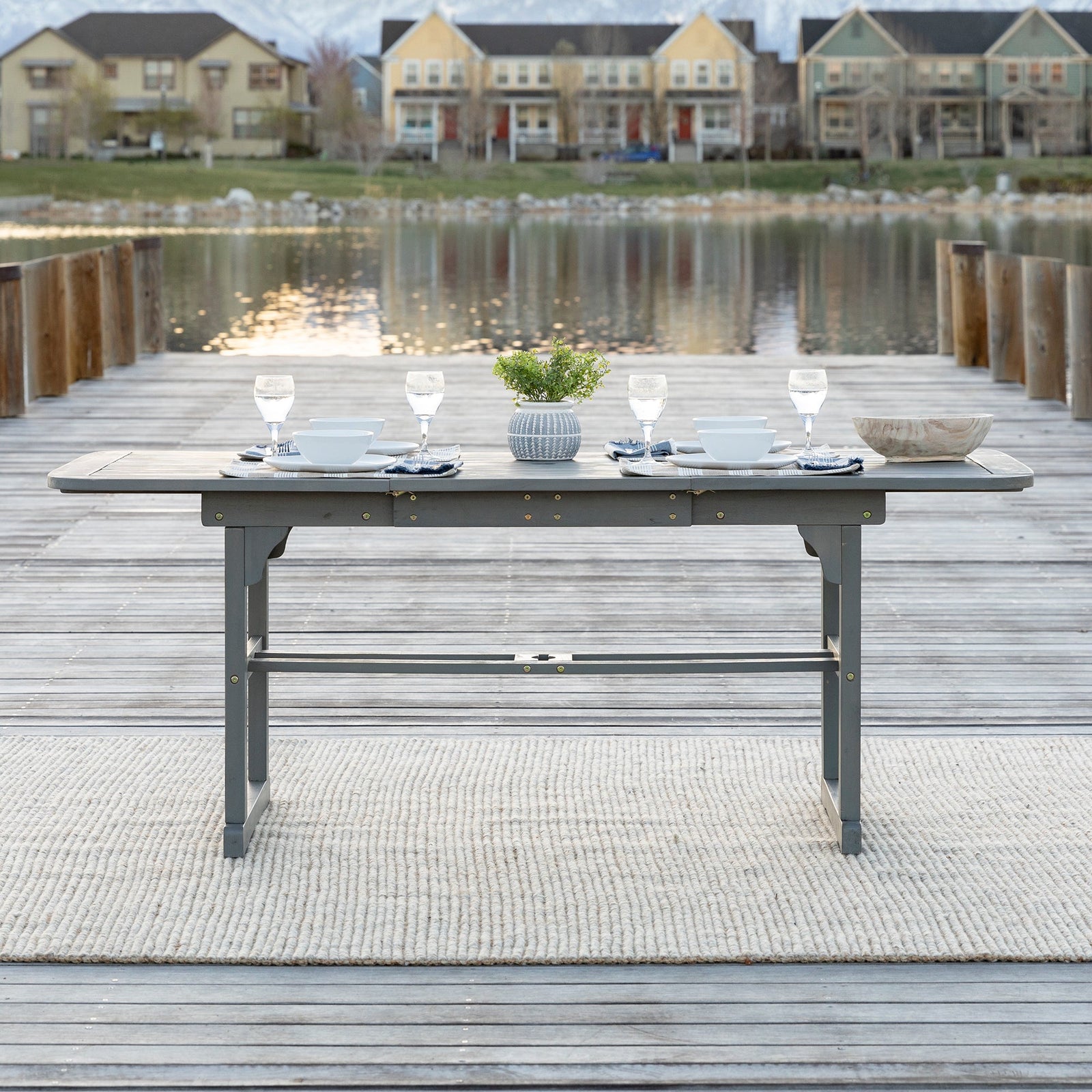 Mesa de comedor exterior de madera de acacia Midland con diseño de mariposas