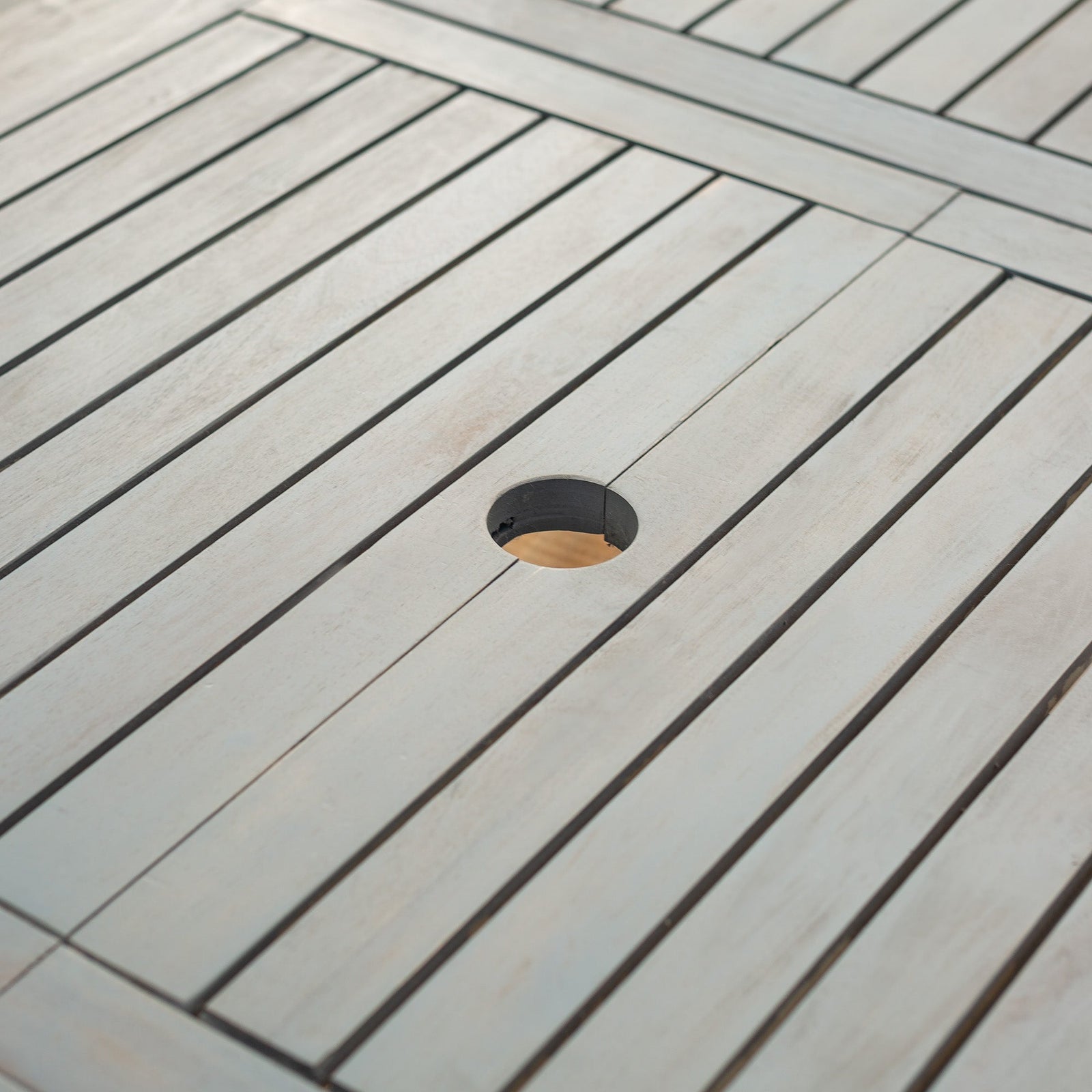 Mesa de comedor exterior de madera de acacia Midland con diseño de mariposas