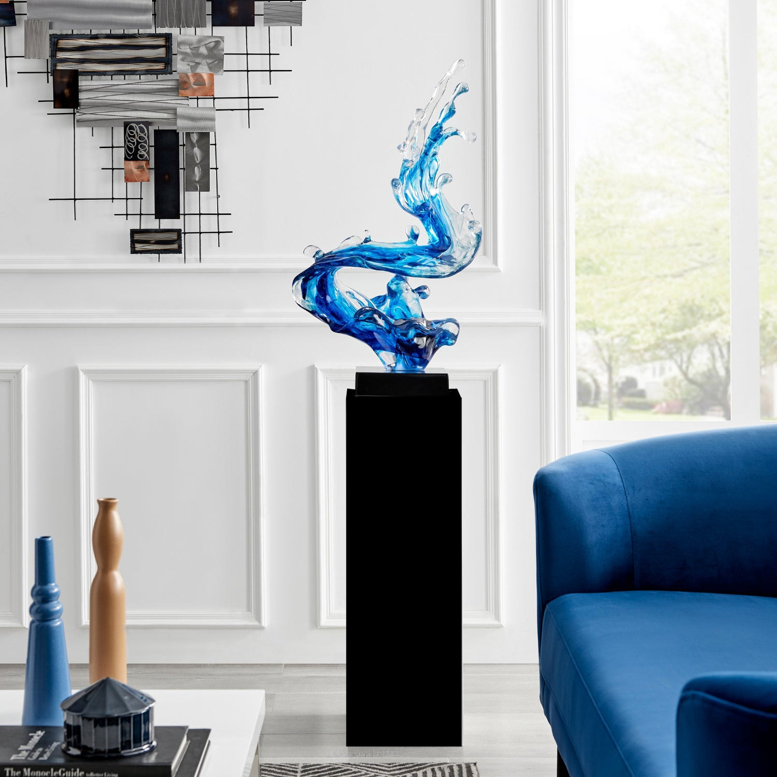 Escultura de piso con forma de ola de Cortes Bay en color azul océano y soporte negro, 57" de alto