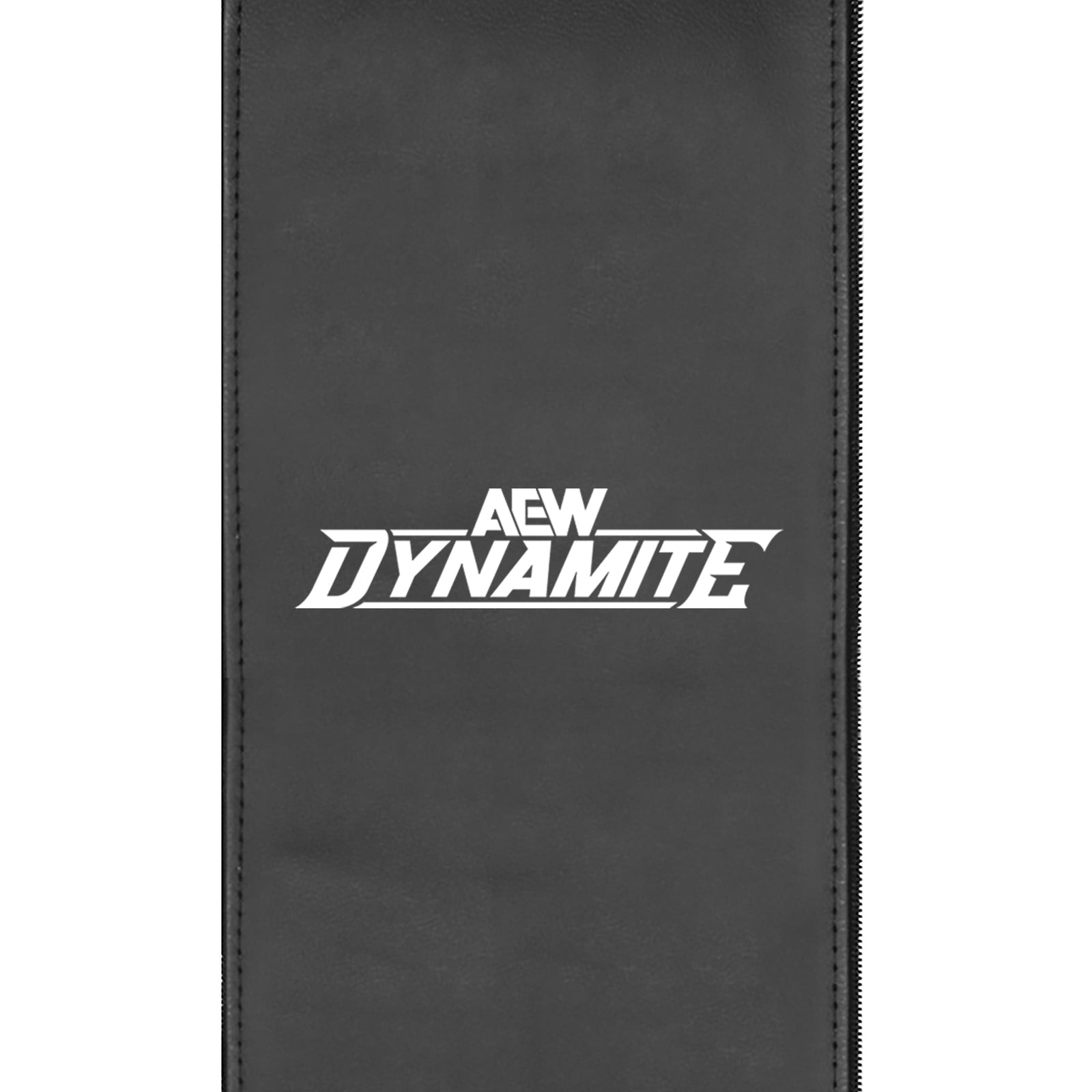 Sofá plateado con el logotipo blanco de All Elite Wrestling Dynamite