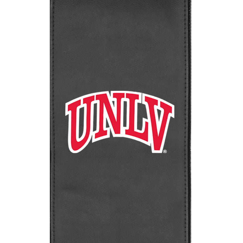 Loveseat plateado con el logotipo de los UNLV Rebels