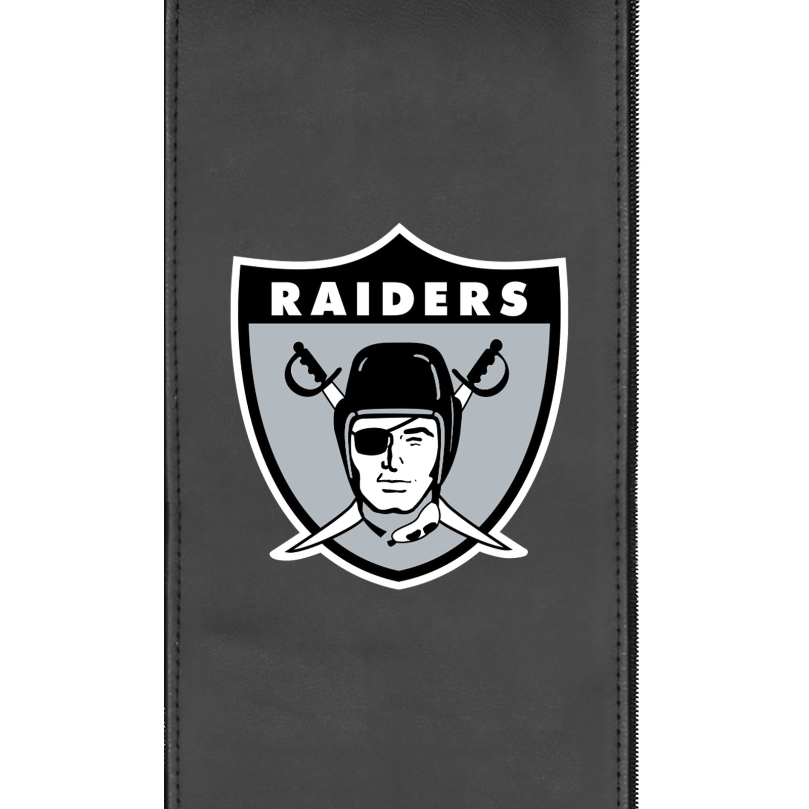 Sofá plateado con el logotipo clásico de Los Vegas Raiders
