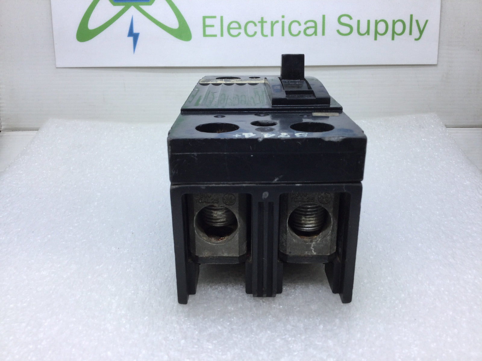 Disyuntor General Electric TQD22150 de 150 amperios, 2 polos y 240 V