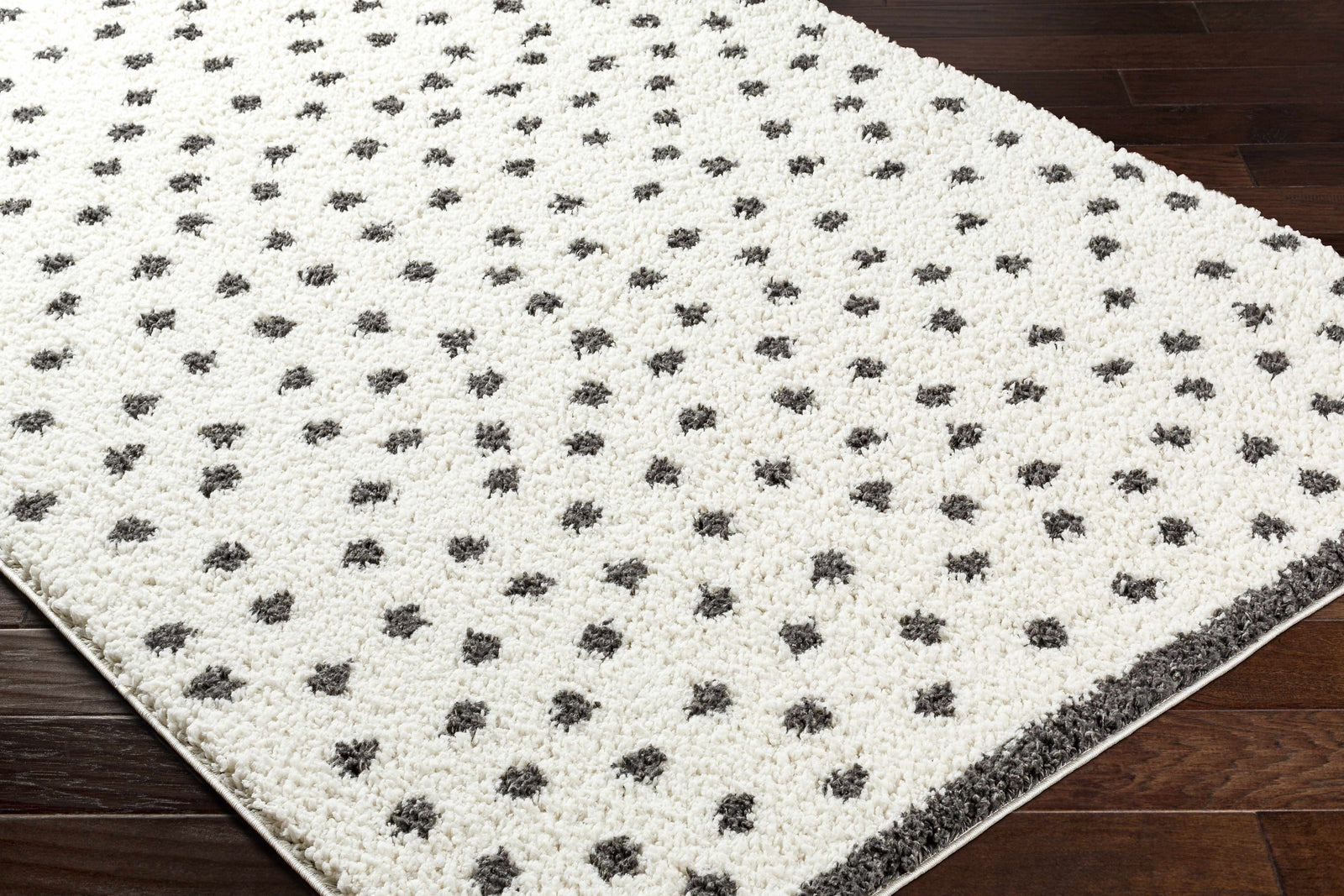 Alfombra de felpa con puntos blancos y negros Chaia