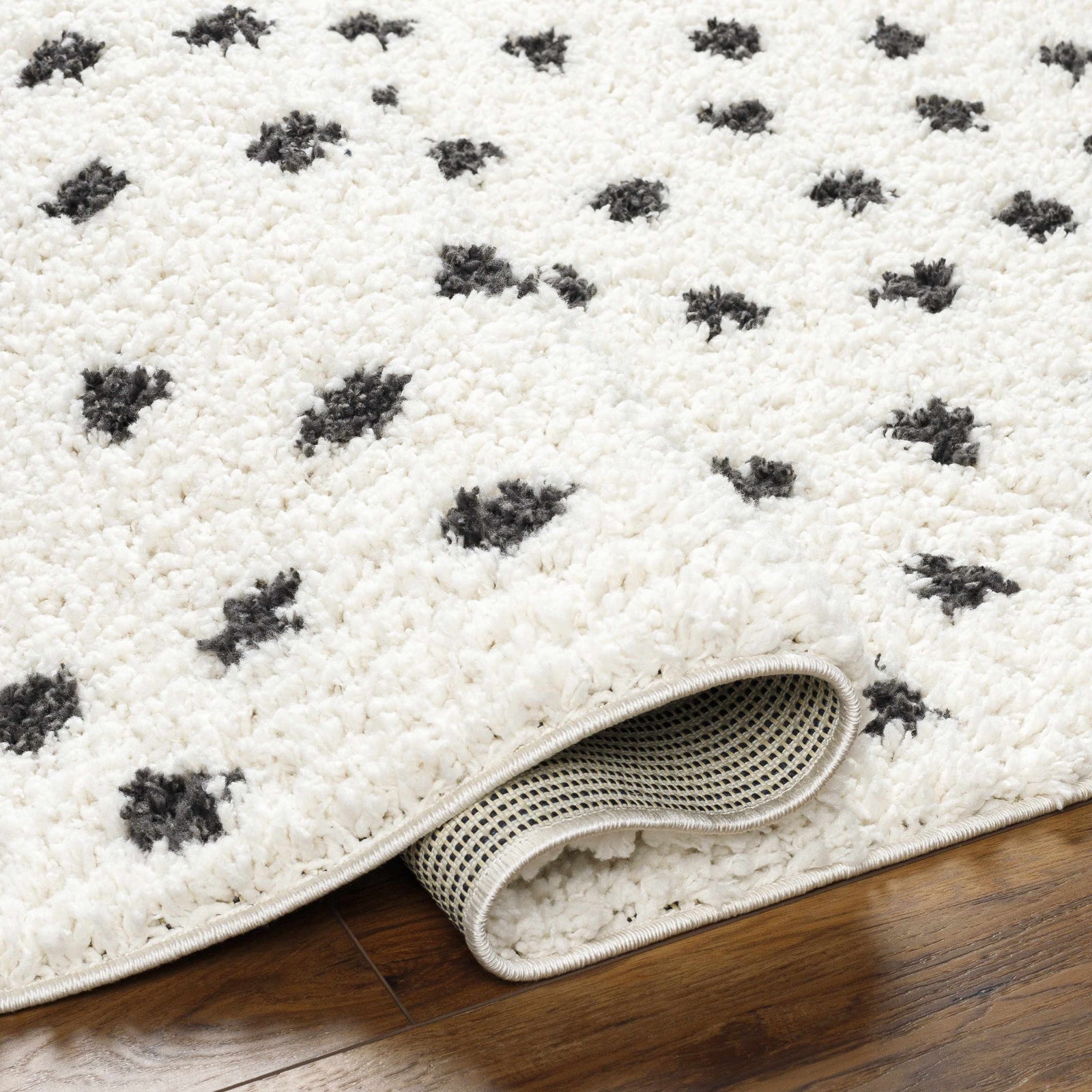 Alfombra de felpa con puntos blancos y negros Chaia