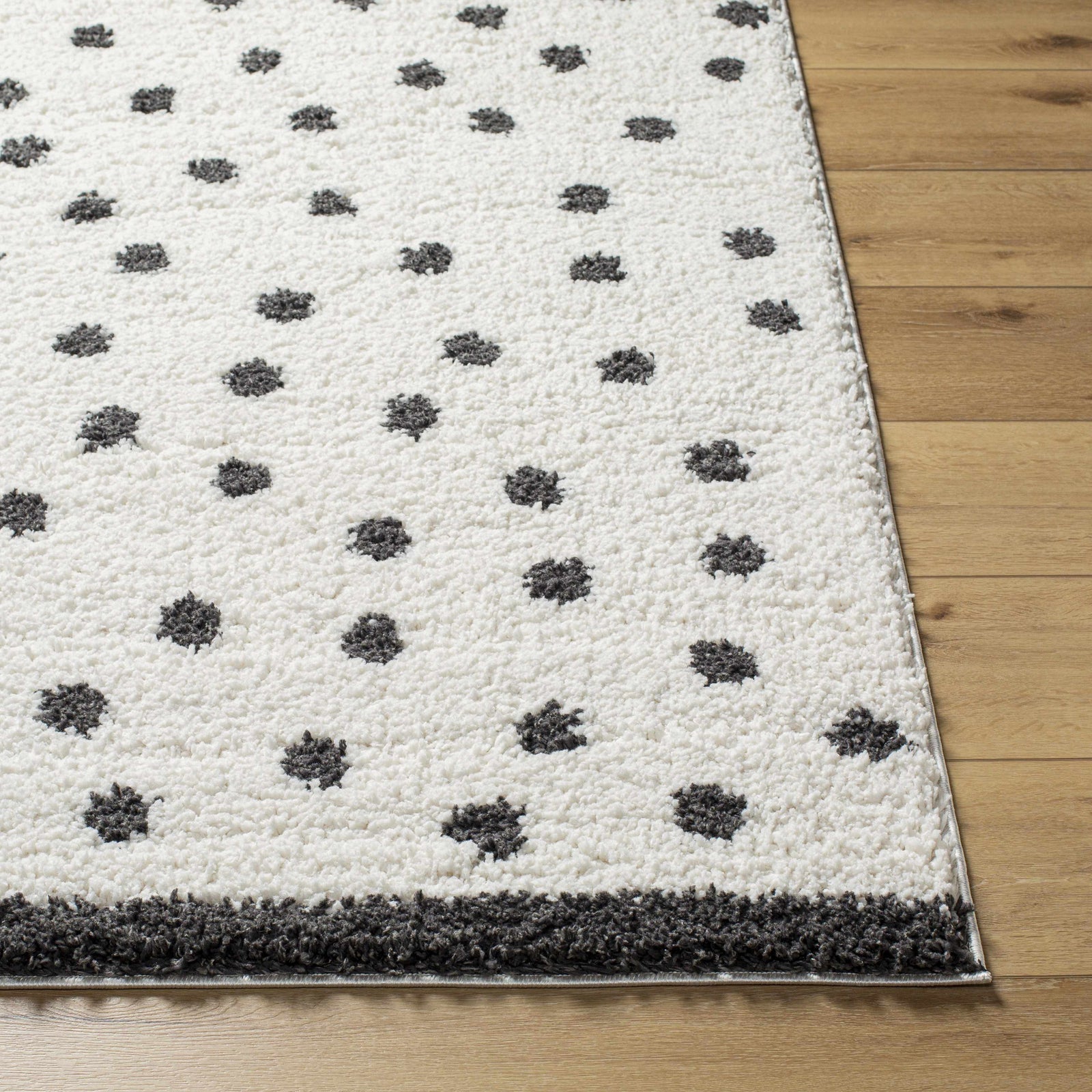 Alfombra de felpa con puntos blancos y negros Chaia