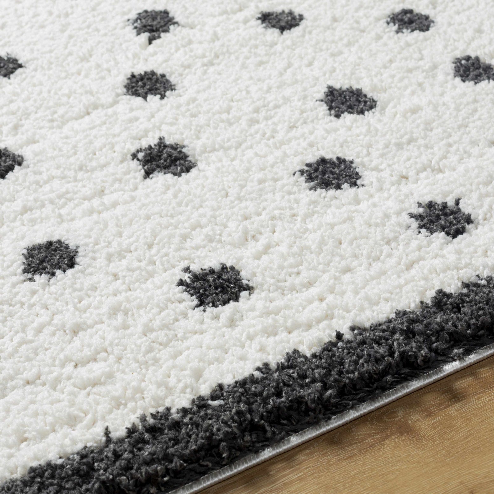 Alfombra de felpa con puntos blancos y negros Chaia