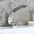 Grifo para lavabo de baño cromado de una sola manija con un solo orificio y desagüe emergente con rebosadero