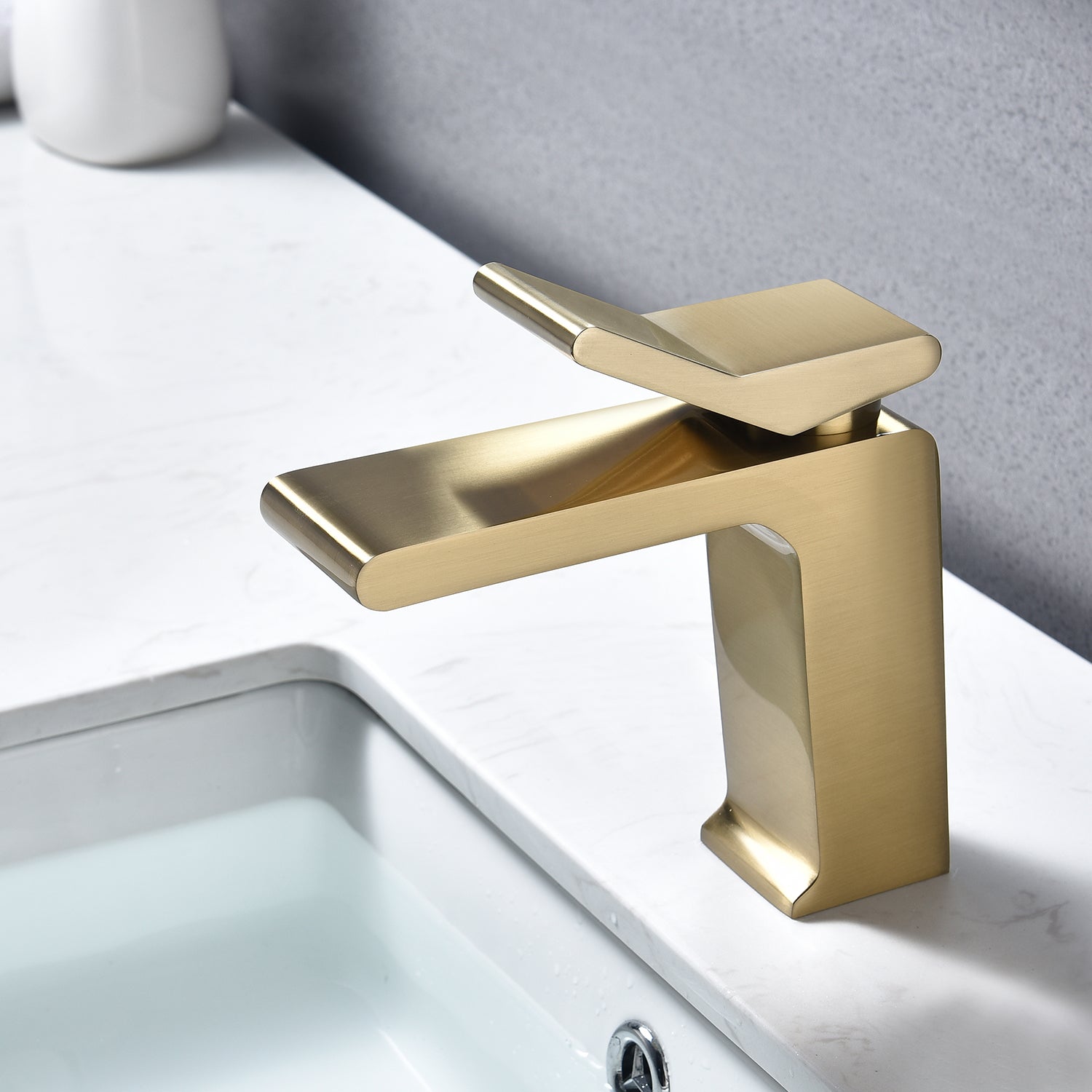 Grifo para lavabo de baño de oro cepillado de una sola manija con desagüe de latón con rebosadero emergente