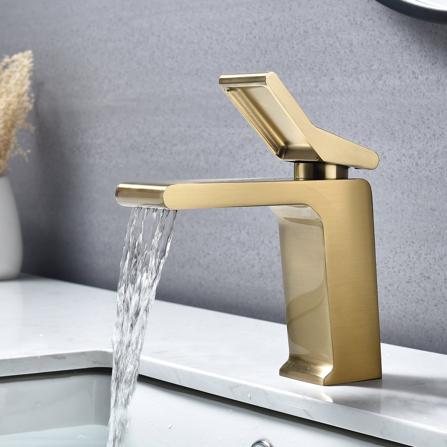 Grifo para lavabo de baño de oro cepillado de una sola manija con desagüe de latón con rebosadero emergente