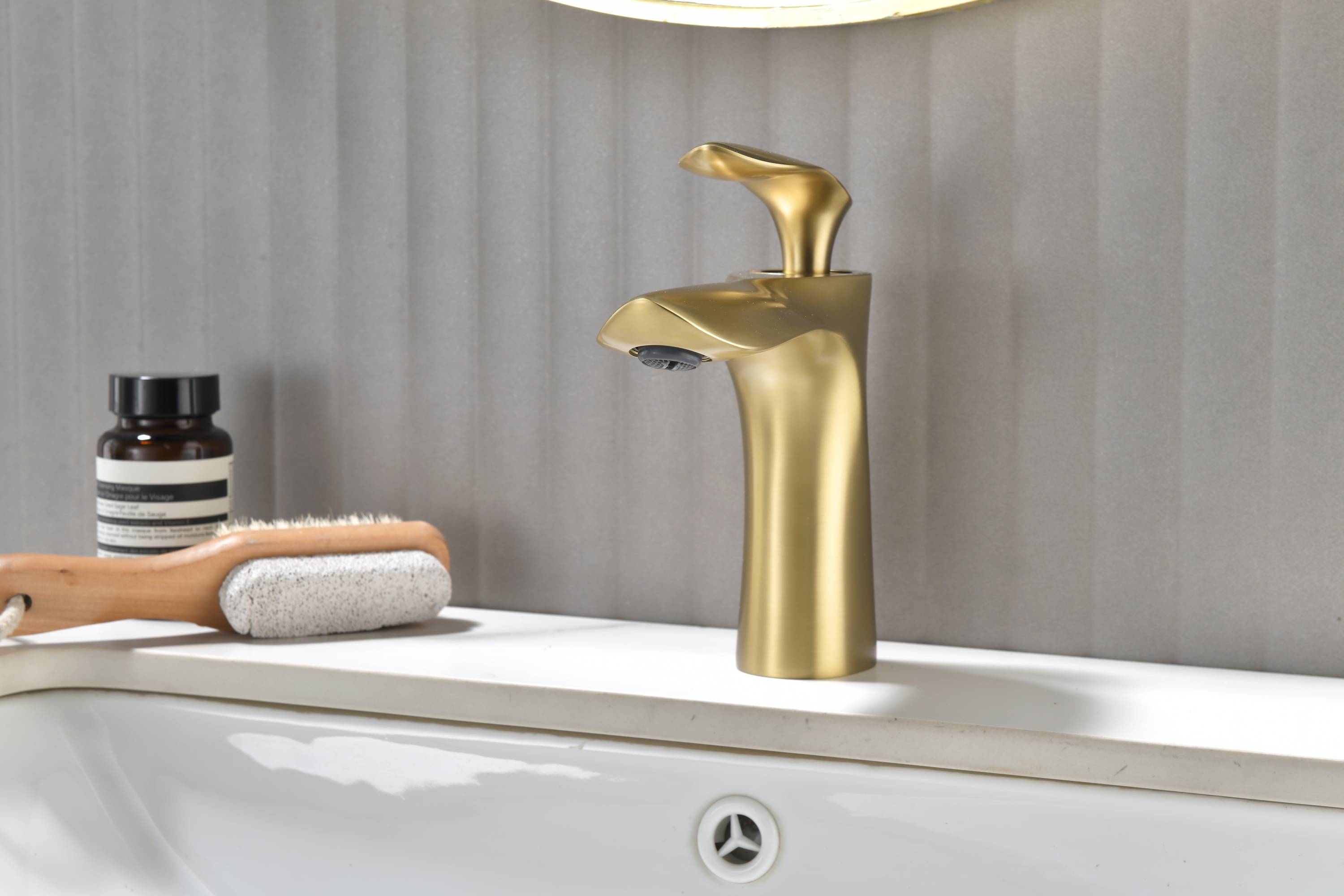 Grifo para lavabo de baño de oro cepillado de una sola manija con drenaje de latón emergente antidesbordamiento