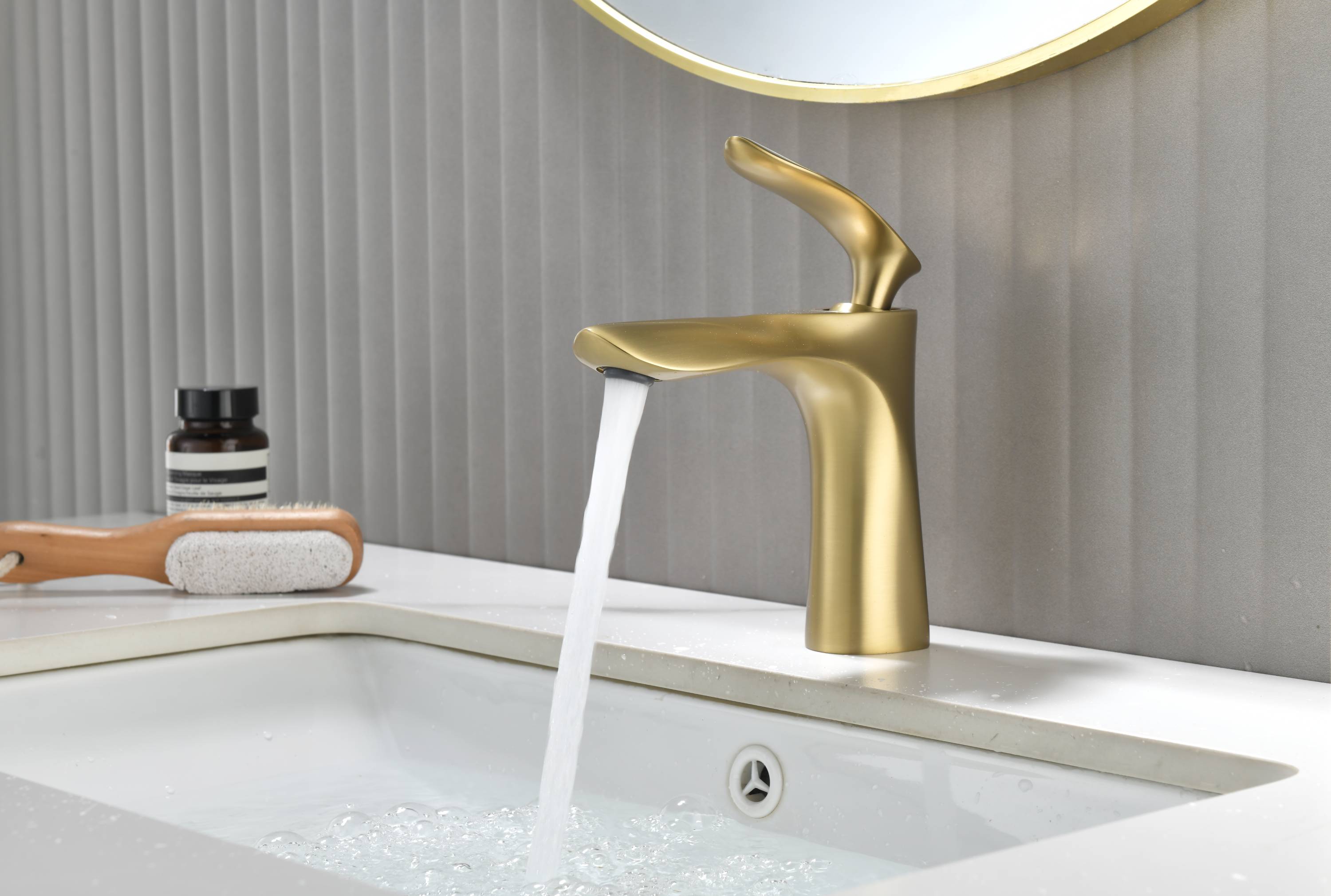 Grifo para lavabo de baño de oro cepillado de una sola manija con drenaje de latón emergente antidesbordamiento