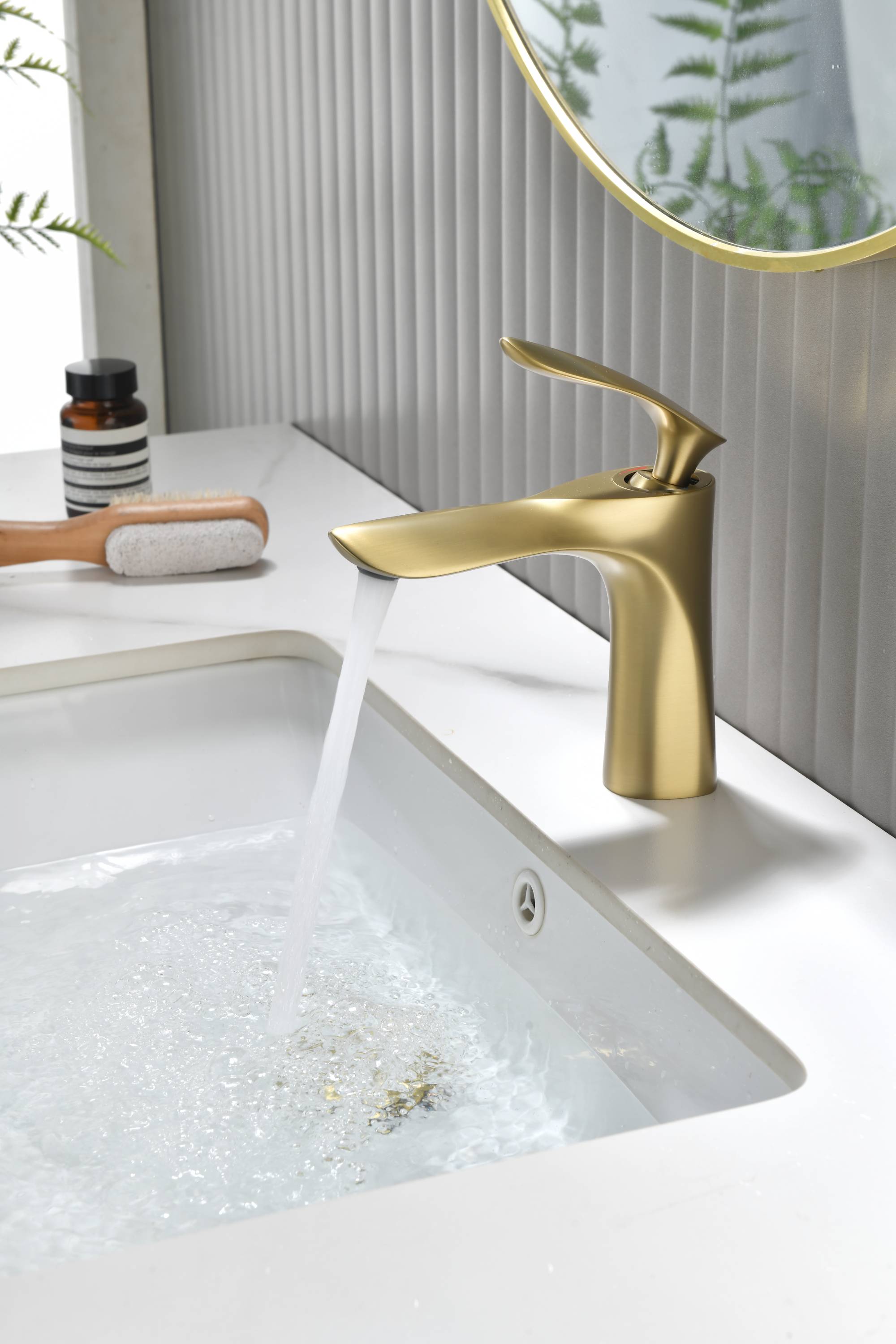 Grifo para lavabo de baño de oro cepillado de una sola manija con drenaje de latón emergente antidesbordamiento