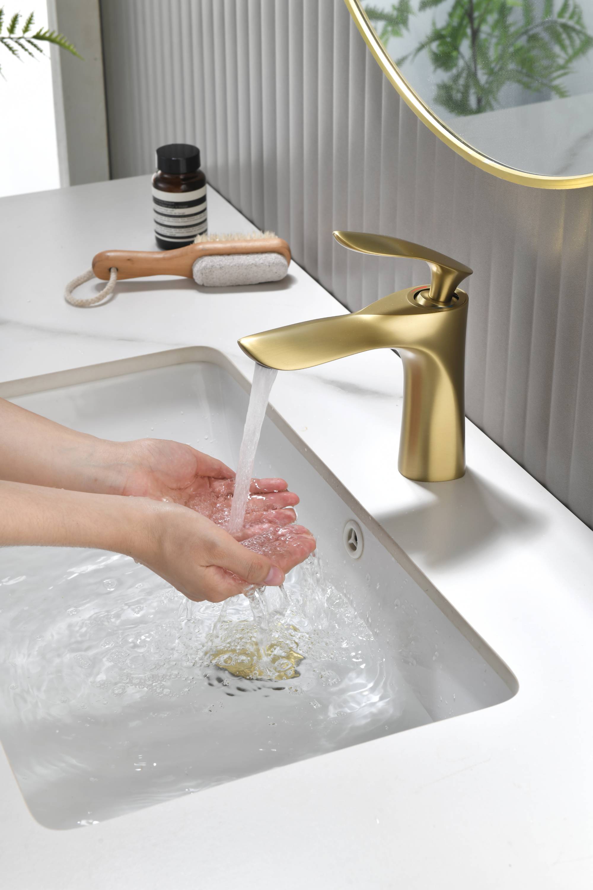 Grifo para lavabo de baño de oro cepillado de una sola manija con drenaje de latón emergente antidesbordamiento
