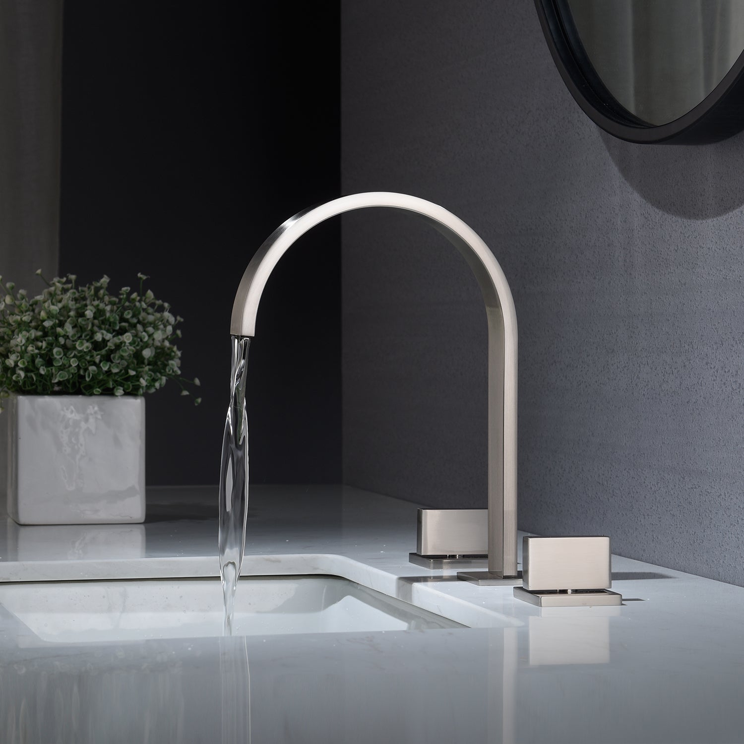 Grifo para lavabo de baño de níquel cepillado con cascada, dos manijas y desagüe emergente de latón.