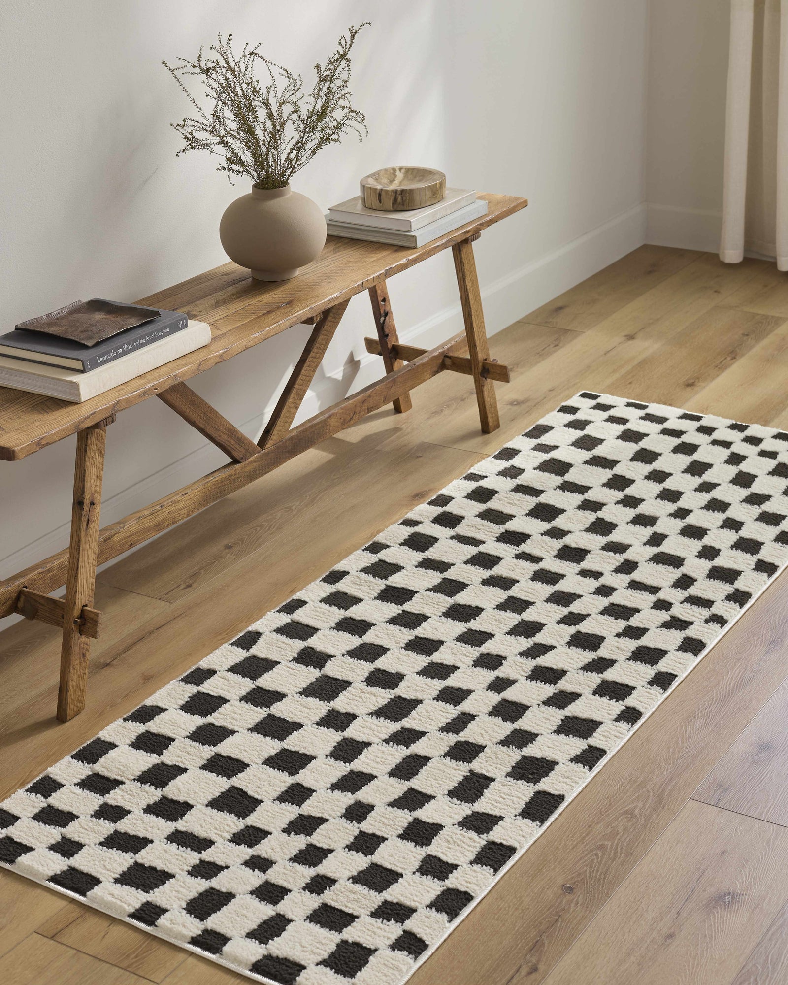 Alfombra de cuadros blancos y negros de Lajos