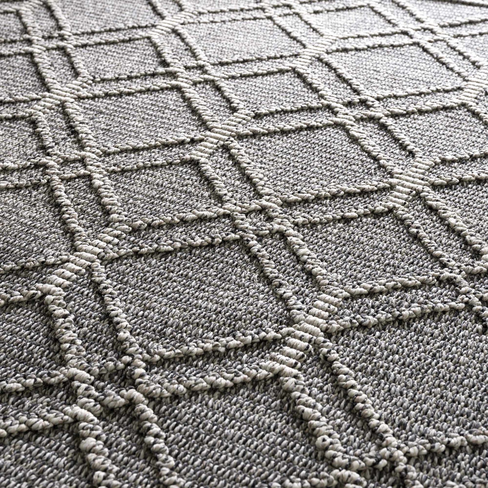 Alfombra Diah en color negro y hueso - Liquidación