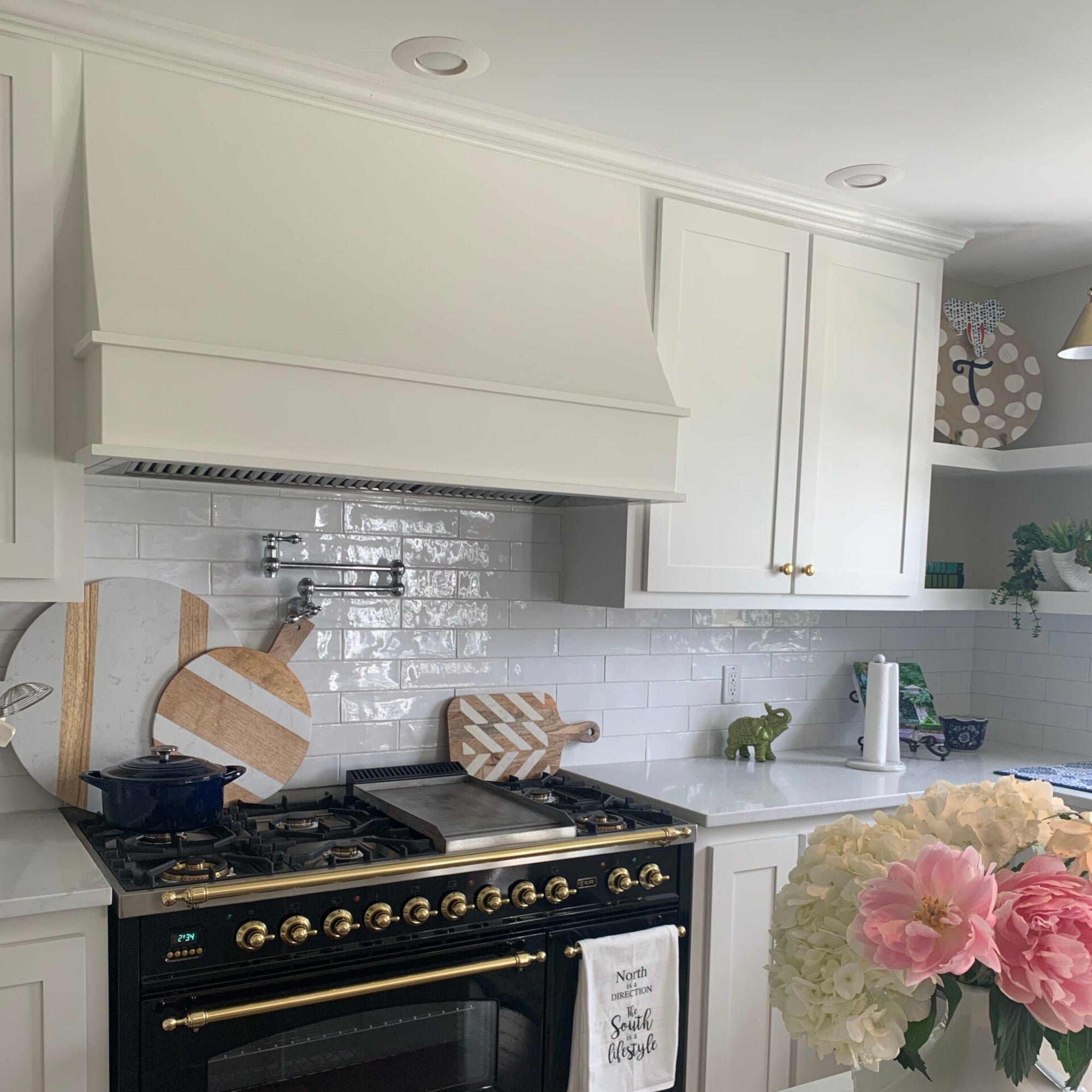 Campana extractora de madera blanca con frente inclinado y borde decorativo: anchos disponibles de 30", 36", 42", 48", 54" y 60"