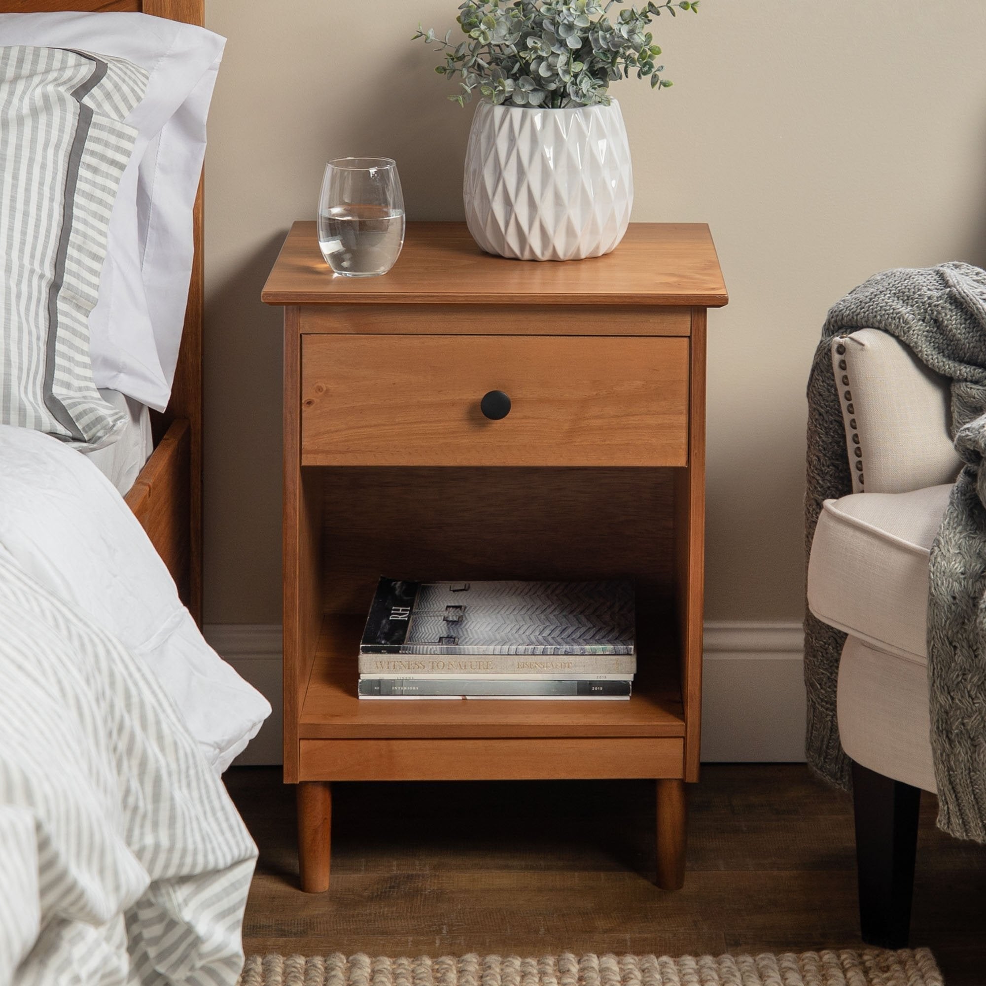 Mesita de noche de madera maciza de estilo transicional Spencer