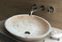 Lavabo ovalado para baño sobre tocador de travertino claro Troia (ancho) 16" (largo) 21"